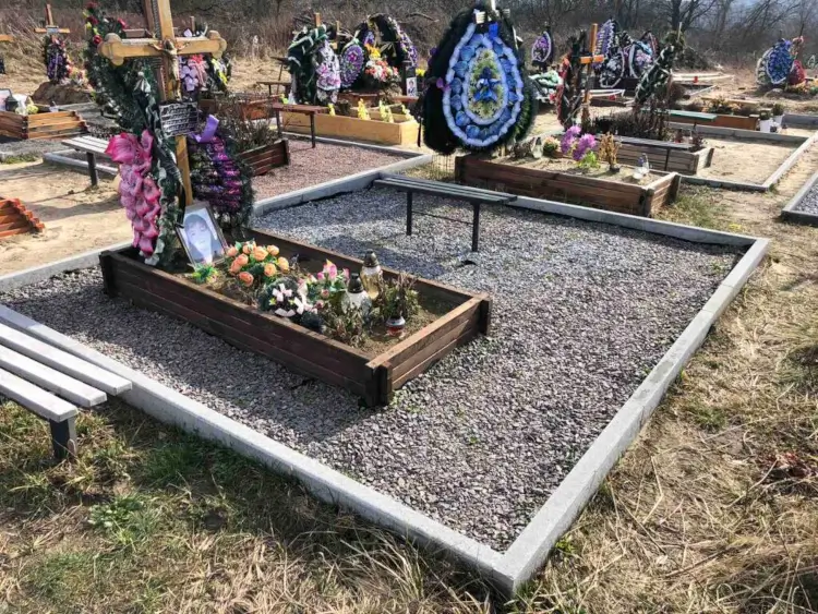 Чи можна викидати вінки з могили до року: традиції та реальність