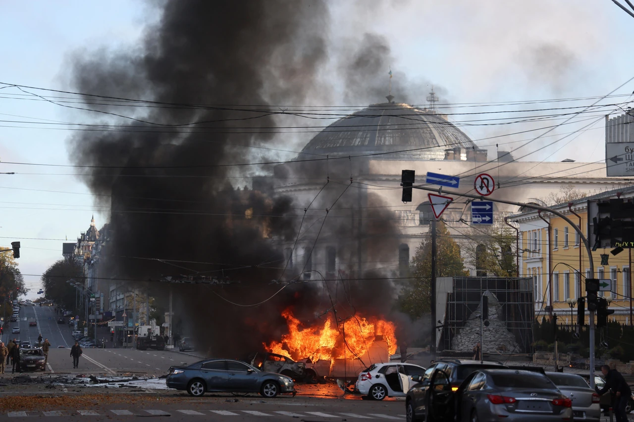 Вибухи в Києві зараз: як діяти і де перевірити