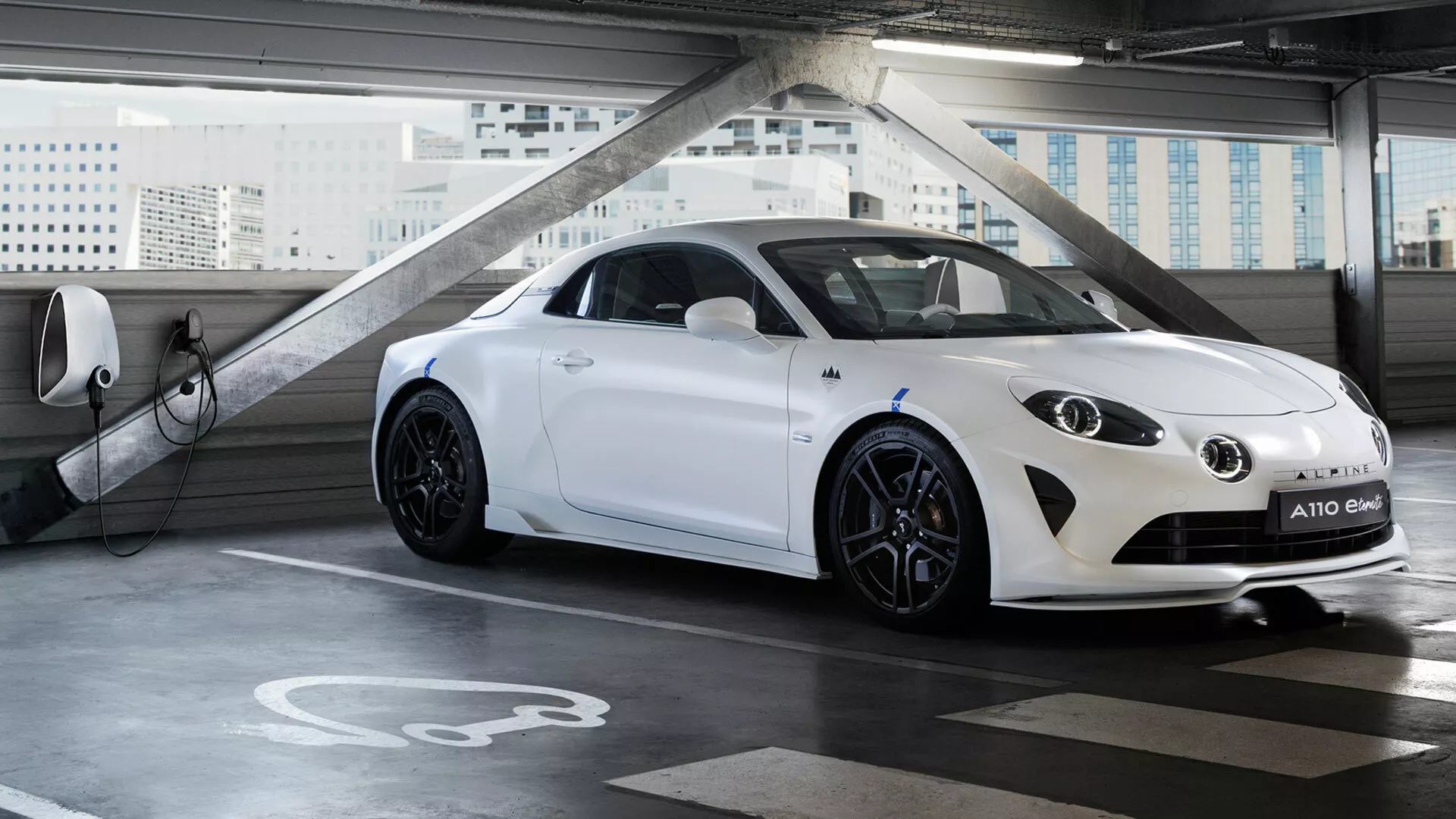 Електричний Alpine A110 на зарядній станції в паркінгу