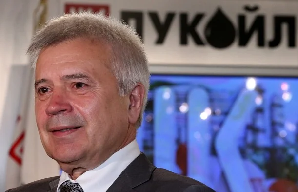 Вагіт Алекперов на тлі логотипу Лукойл у контексті санкцій ЄС