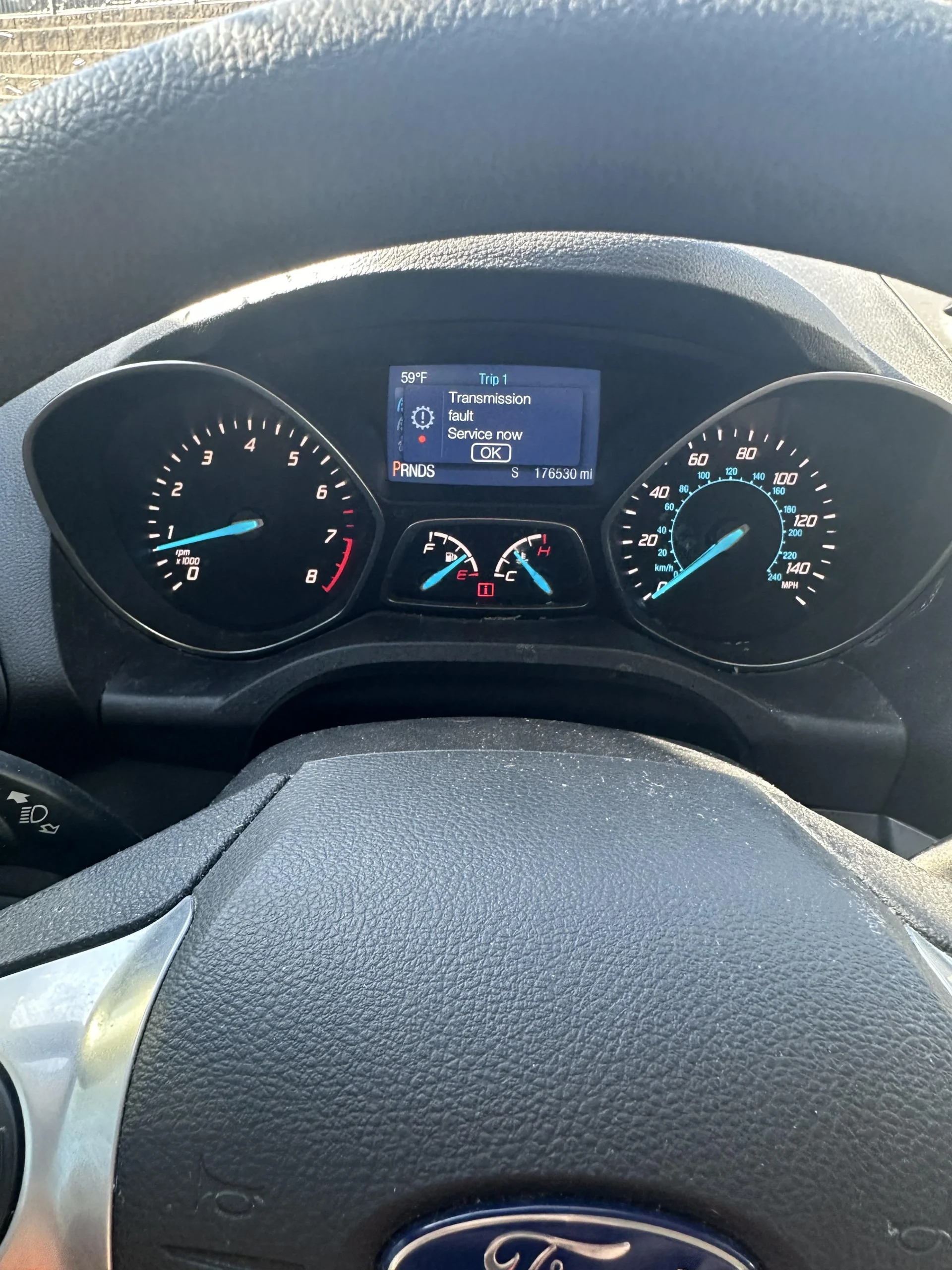 Панель приладів Ford з помилкою трансмісії Transmission Fault