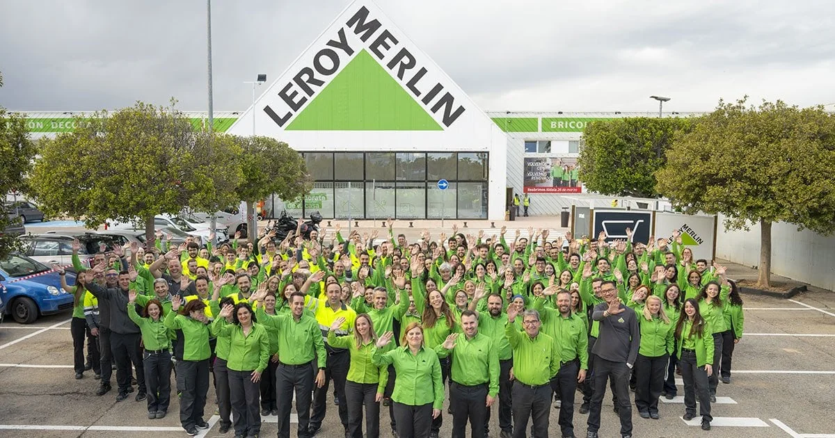 Колектив LEROY MERLIN Ukraine перед фірмовим магазином компанії