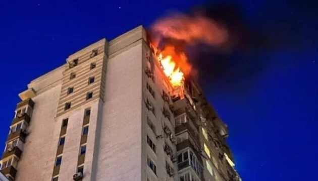 Пошкоджена дев’ятиповерхівка в Дарницькому районі Києва горить після атаки РФ