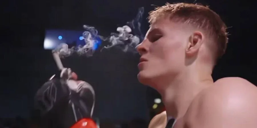 Поляк закурил самокрутку прямо в клетке после победы в MMA — видео набрало 5,5 млн просмотров