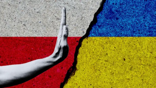 Рука зупинки на тріщині між прапорами Польщі та України