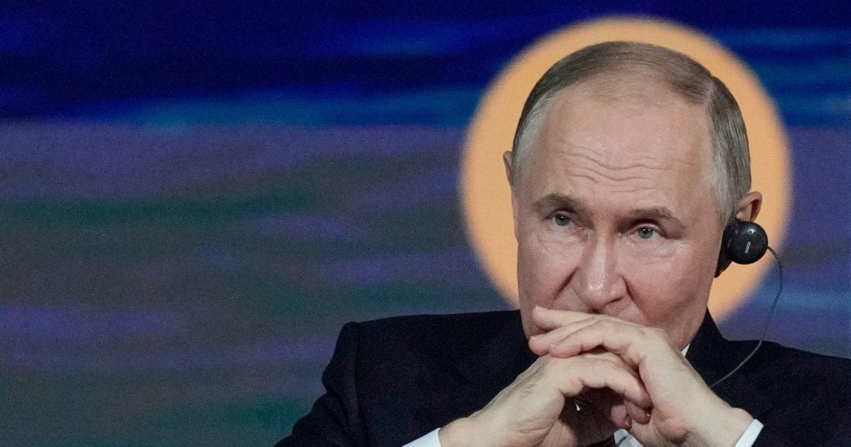 Володимир Путін зі зчепленими руками під час обговорення здоровя