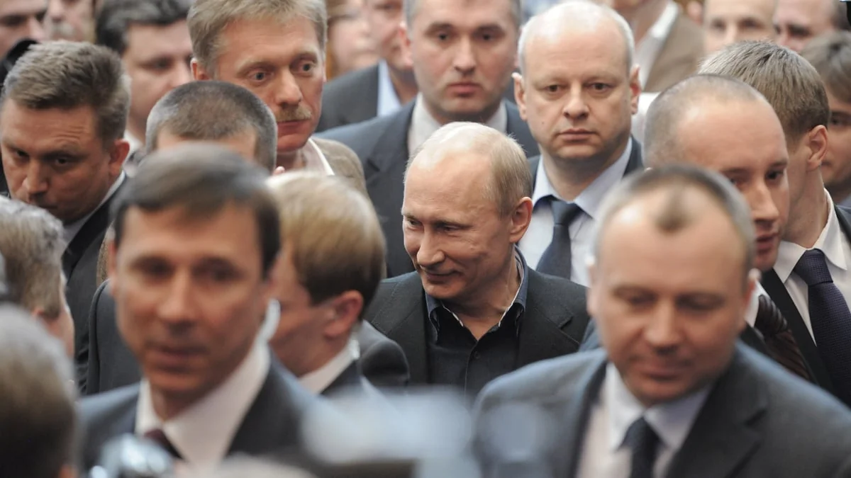 Володимир Путін у центрі групи охоронців ФСО у костюмах