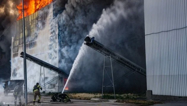 Пожежники гасять пожежу на птахофабриці Чорнобаївська після удару КАБами