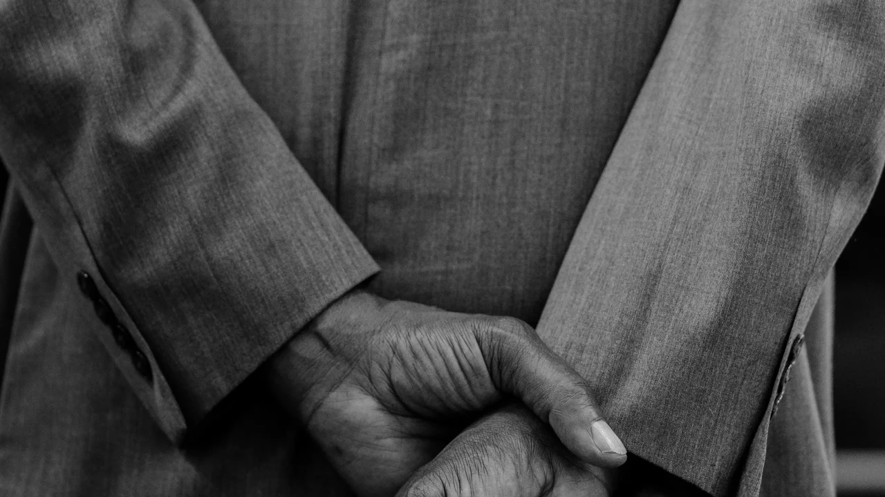 Руки за спиною значення: жест, що видає впевненість, стриманість або прихований неспокій