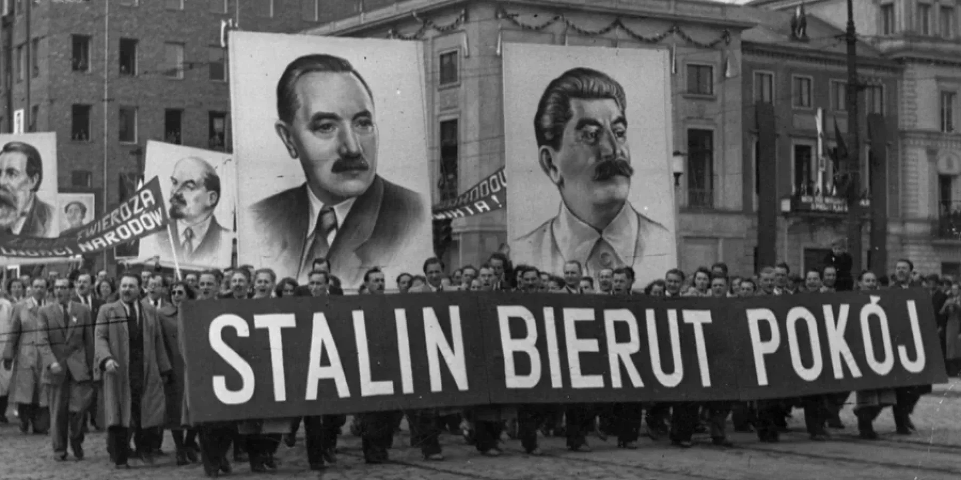 Парад с портретами Сталина и Берута и баннером «Сталин Берут мир» в послевоенной Польше