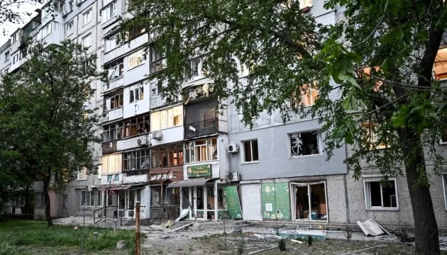 Пошкоджений житловий будинок у Запоріжжі з розбитими вікнами після атаки РФ