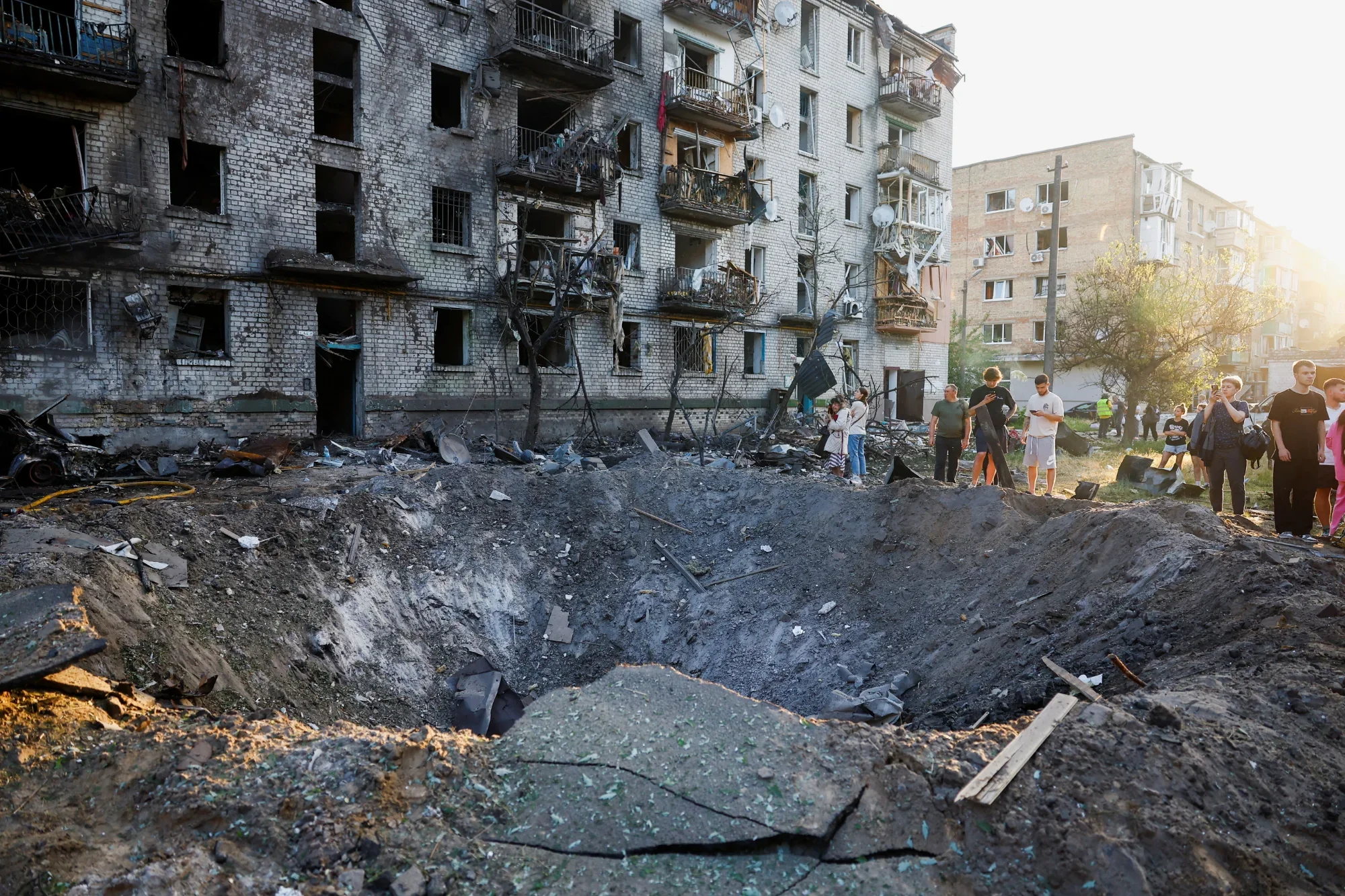 Величезна вирва у дворі пошкоджених багатоповерхівок Соломянського району Києва після ракетного удару