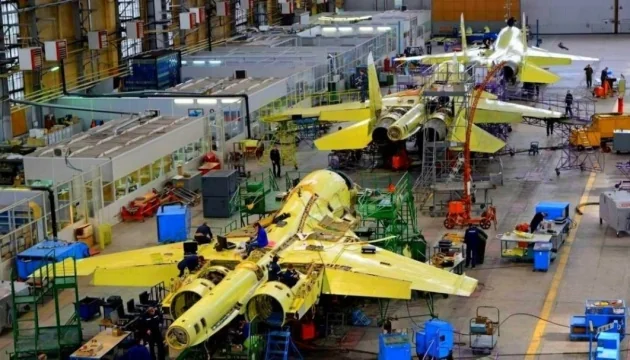 Виробництво бойових літаків на заводі оборонної промисловості України