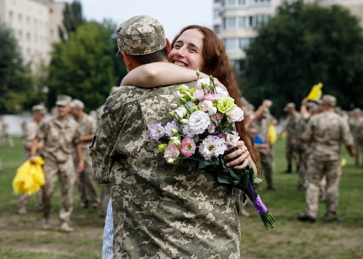 Прикольні привітання з днем захисника вітчизни: ідеї, приклади та секрети гумору